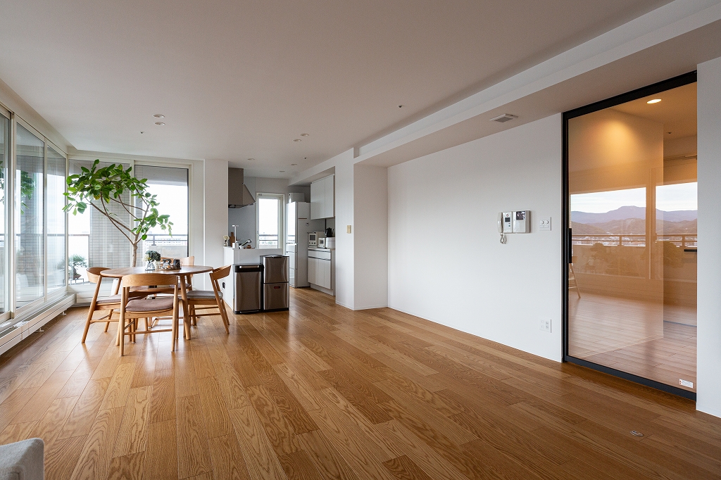 リノベーション後：白を基調とした開放的なリビングダイニング空間