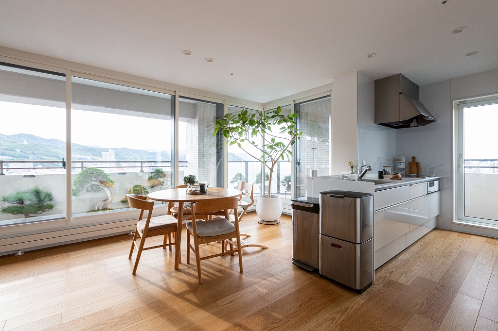 リノベーション後：間接照明が映えるシンプルなLDK全景