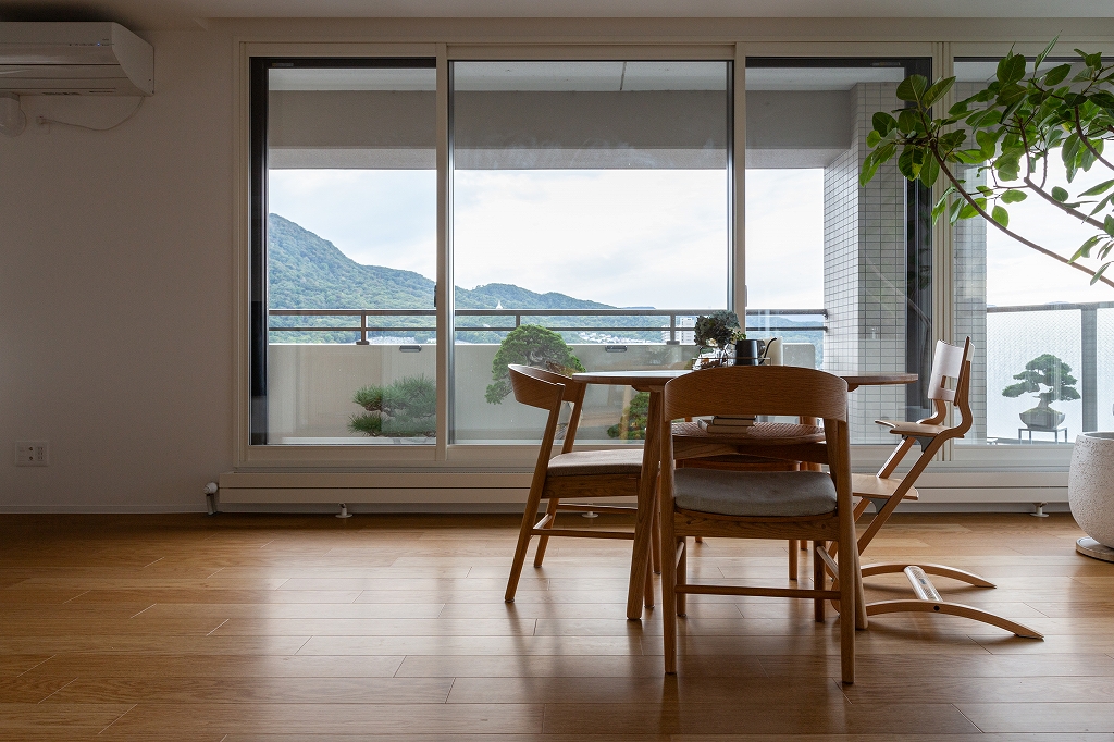 リノベーション後：オーク床と白い壁のコントラストが美しいLDK