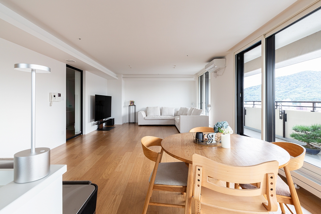リノベーション後：白を基調とした開放的なリビングダイニング空間。別角度から。