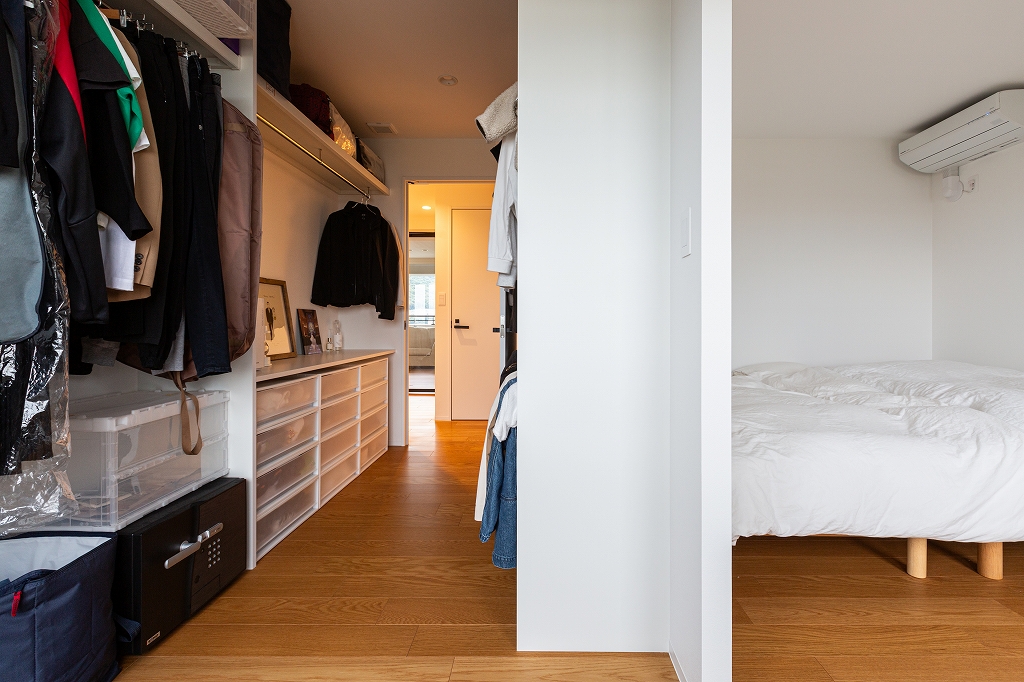 リノベーション後：ウォークスルークローゼットを備えた寝室