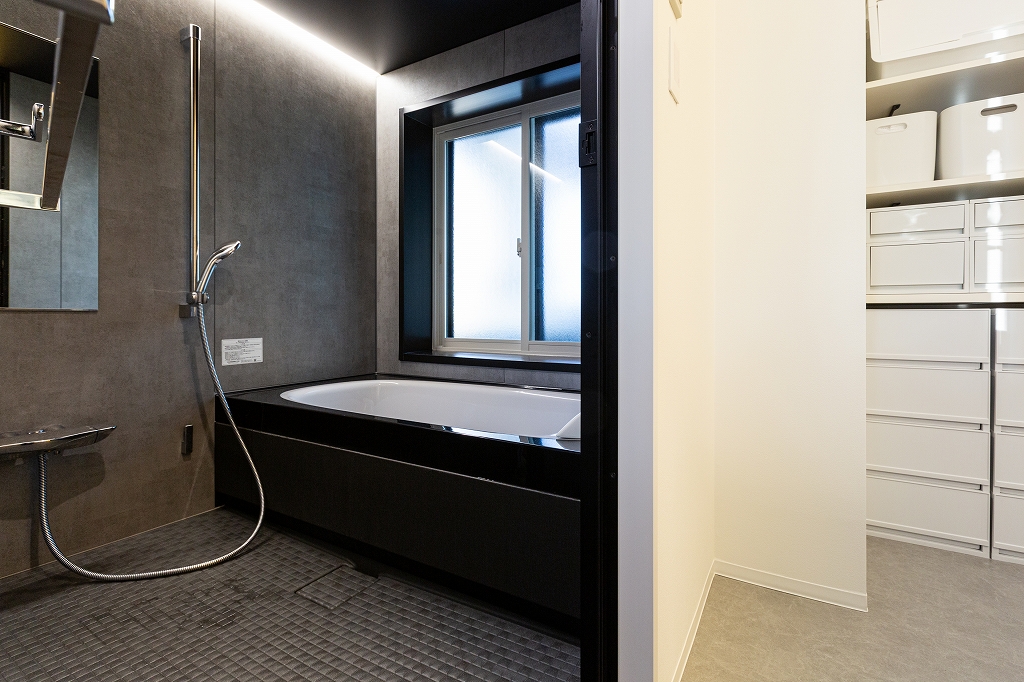 リノベーション後：黒でまとめたバスルーム。LIXILのスパージュ。