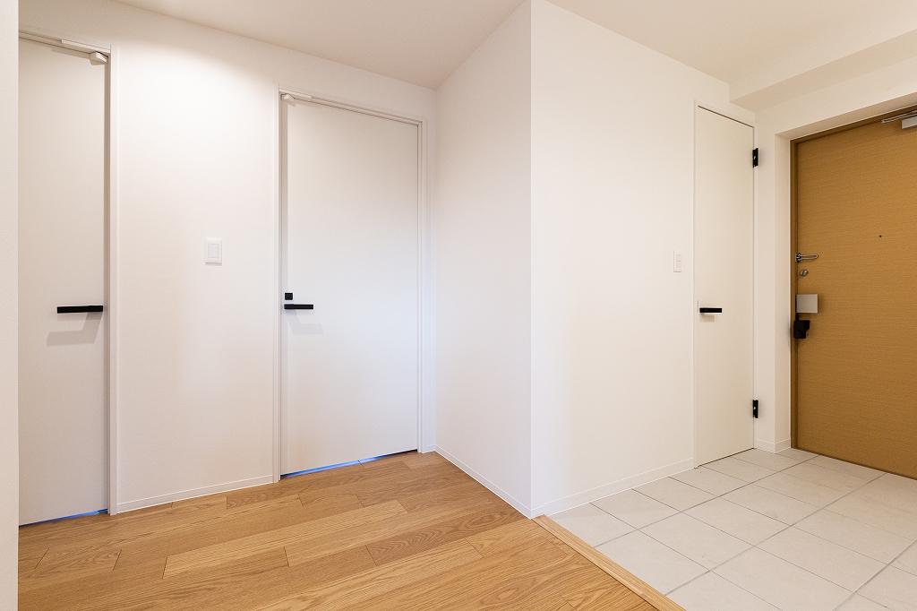 リノベーション後：白で統一された清潔感のある玄関ホール