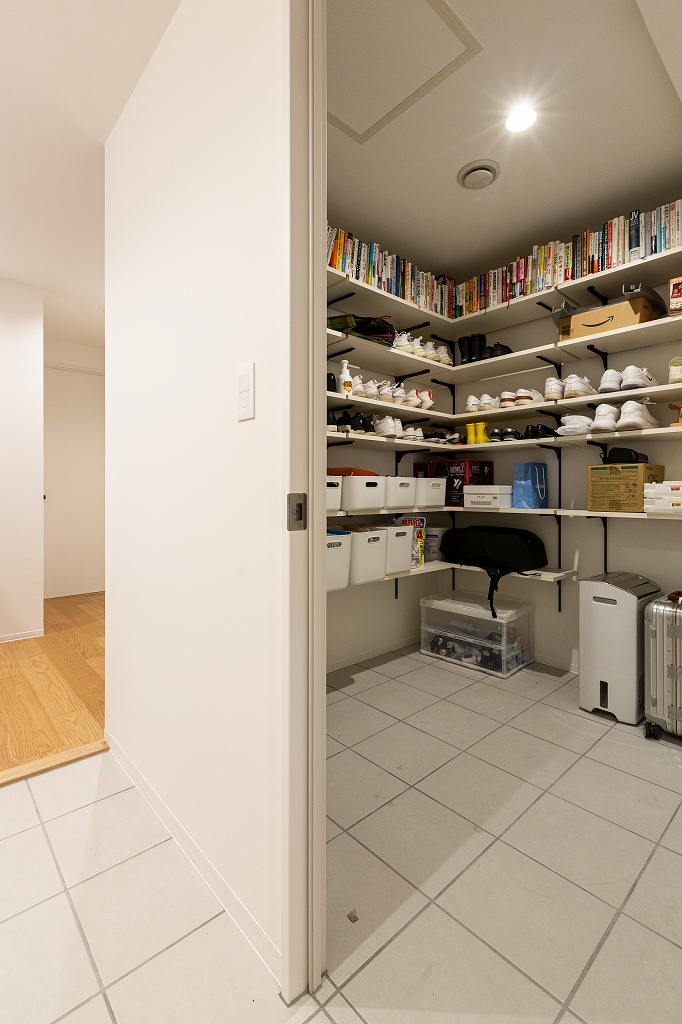 リノベーション後：スロープ付きの使いやすい土間続き納戸