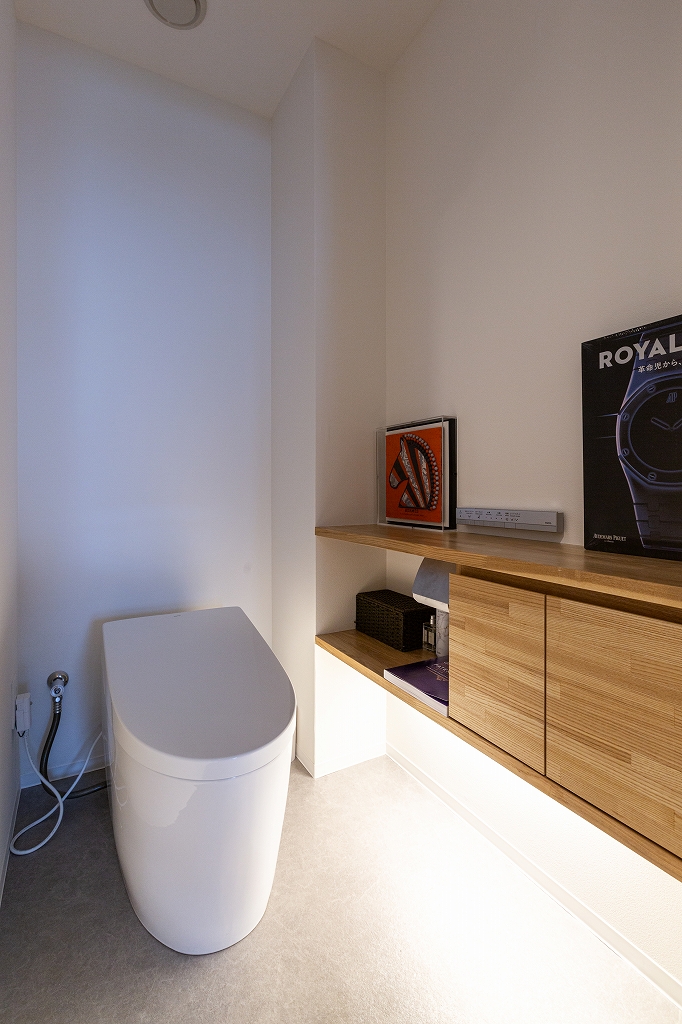 リノベーション後：足元照明が落ち着きを演出するトイレ空間