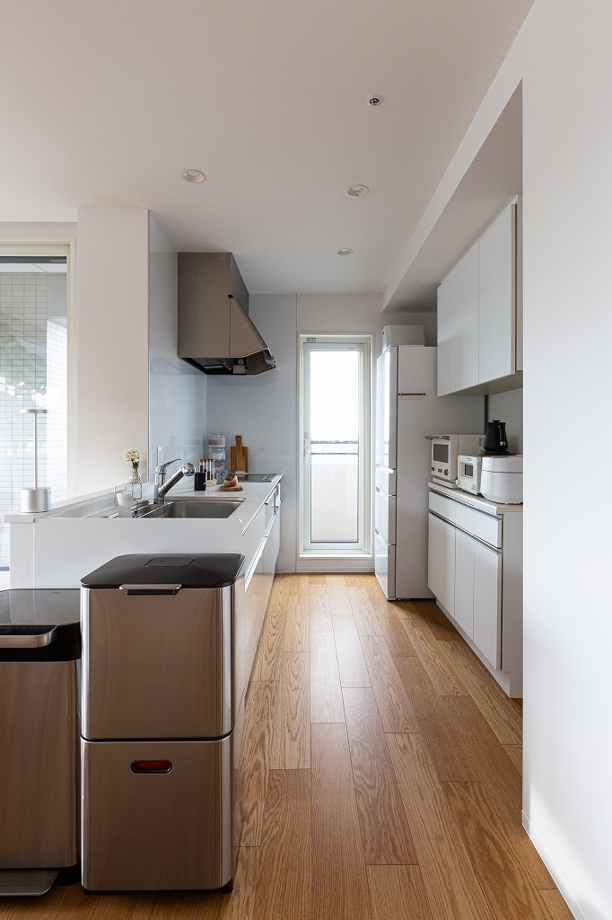 リノベーション後：LIXIL シエラSの白いシステムキッチンとダイニング