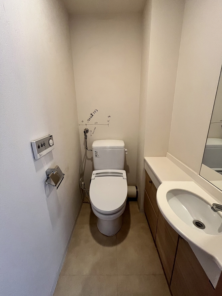 リノベーション前：施工前のトイレ。