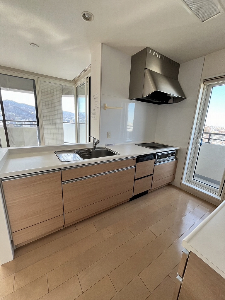 リノベーション前：木目の意匠のシステムキッチン。