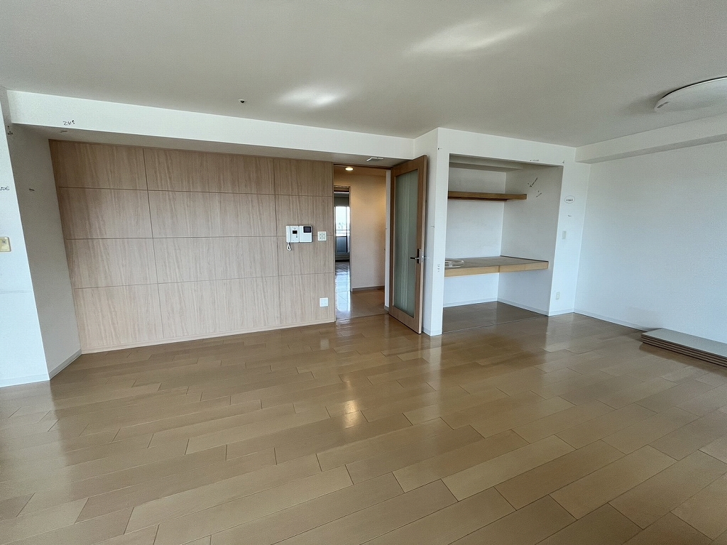 リノベーション前：大きな収納があるLDK。