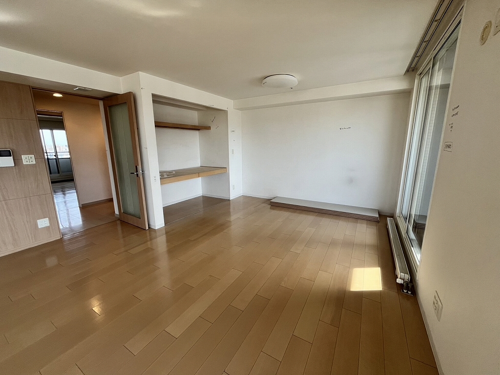 リノベーション前：経年劣化が目立つリビング空間