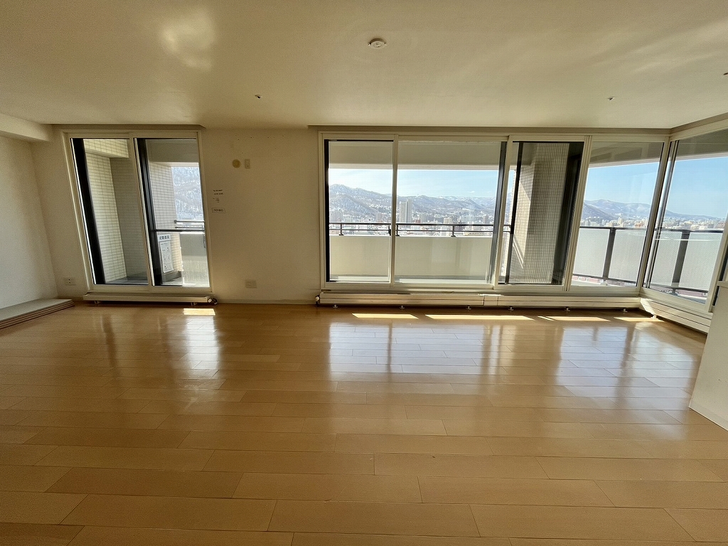 リノベーション前：古い内装のLDK全景