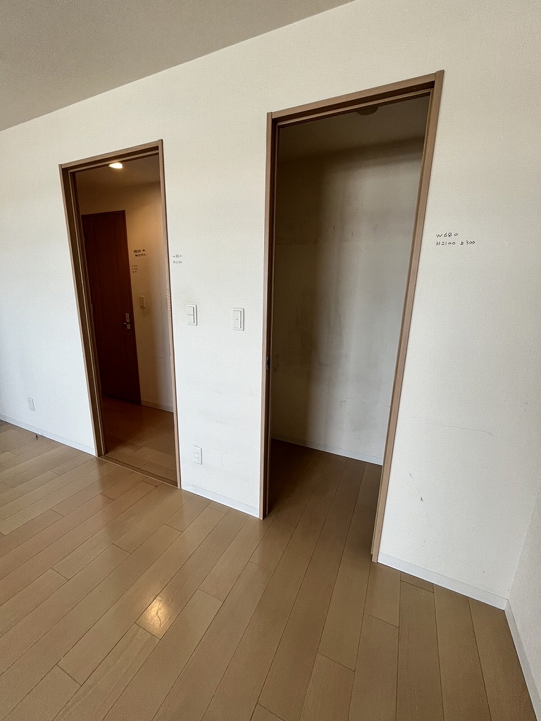 リノベーション前：寝室。施工前は小さなクローゼットがあった。