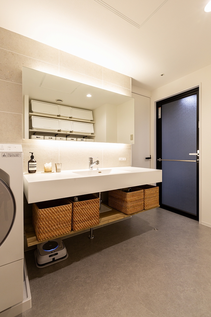 リノベーション後：間接照明を取り入れたホテルライクな洗面台