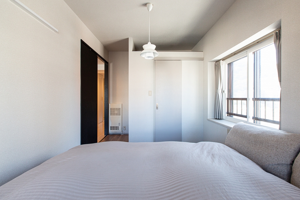 リノベーション後：Panasonic特注扉のウォークインクローゼット、上部にスーツケース収納