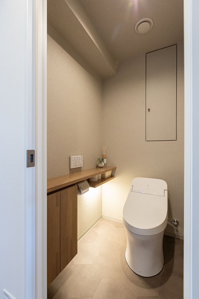 リノベーション後：TOTO GG3、ヘキサゴン柄フロアタイルと造作カウンターのトイレ