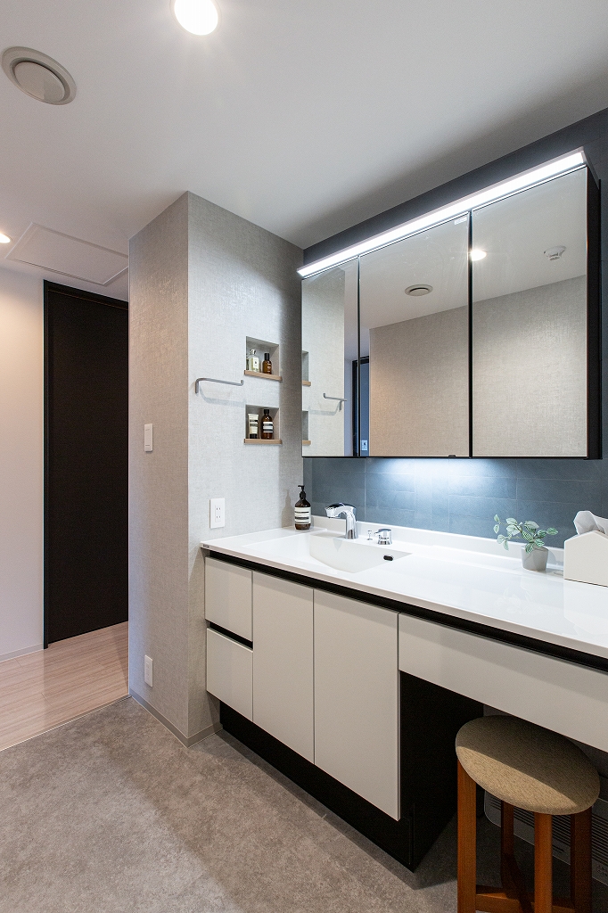 リノベーション後：LIXILルミシス カウンタータイプ洗面台と造作ニッチ