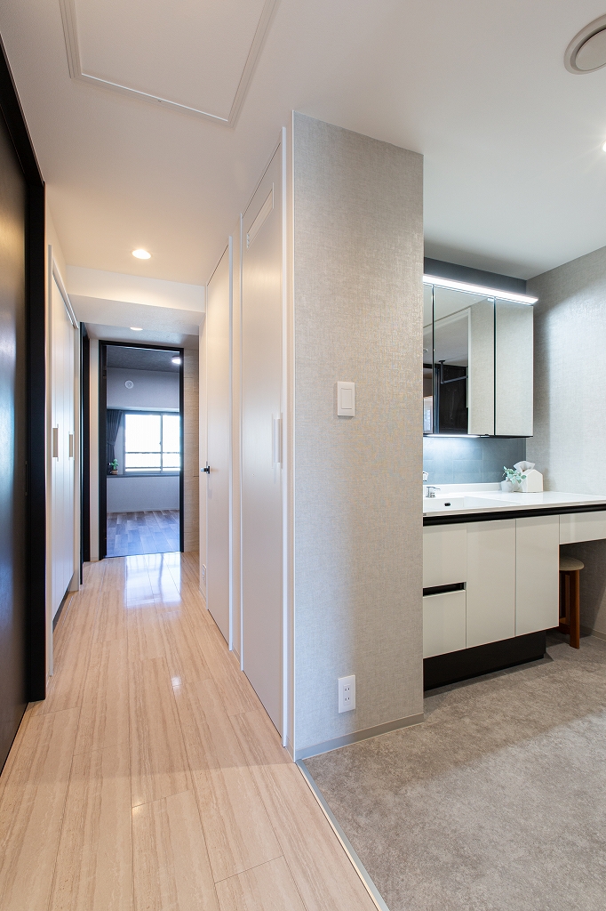 リノベーション後：扉を撤去して開放的にした洗面室と廊下