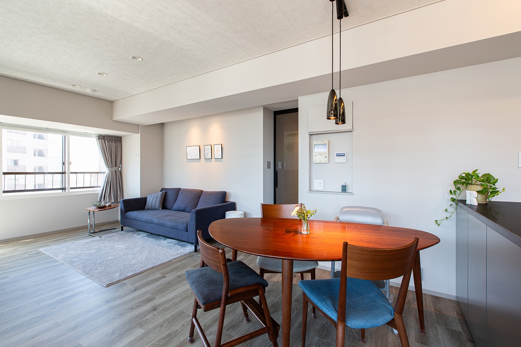 リノベーション後：グレイッシュトーンで統一されたLDK全景