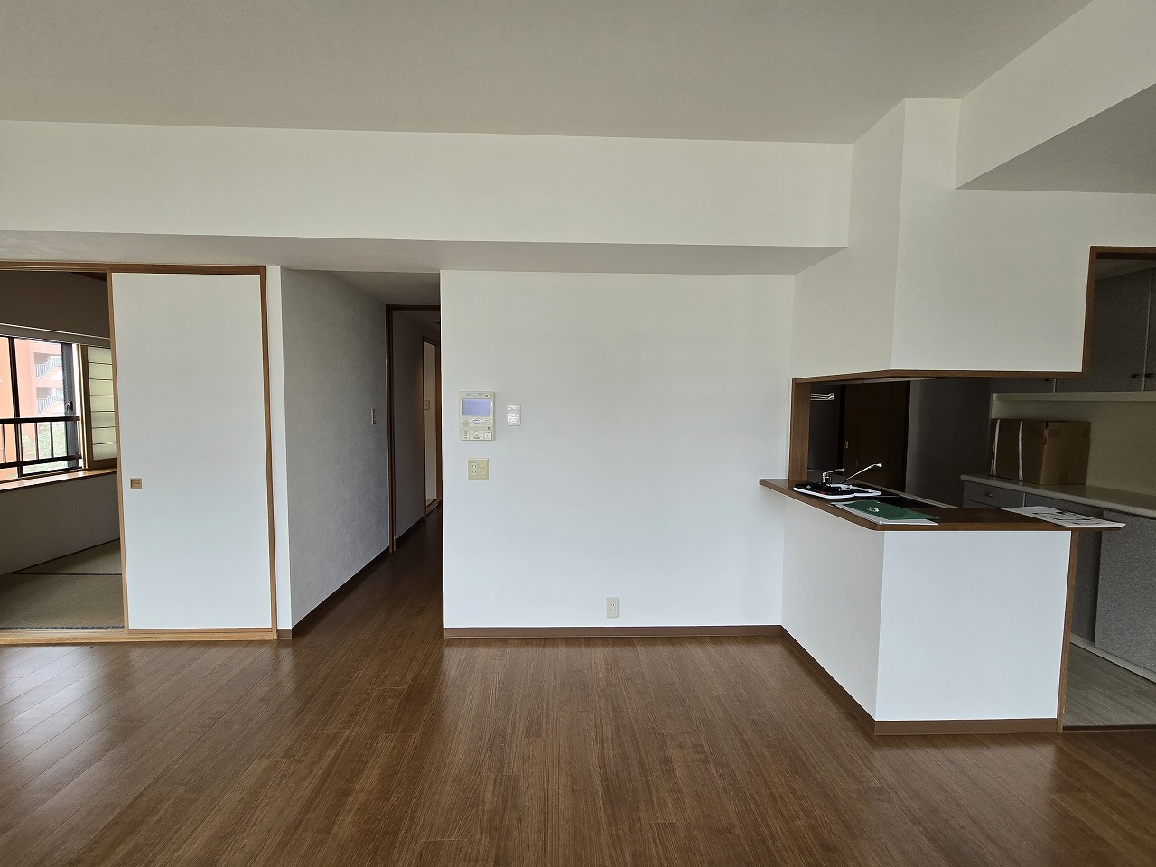 リノベーション前：既存のLDK空間、和室が隣接