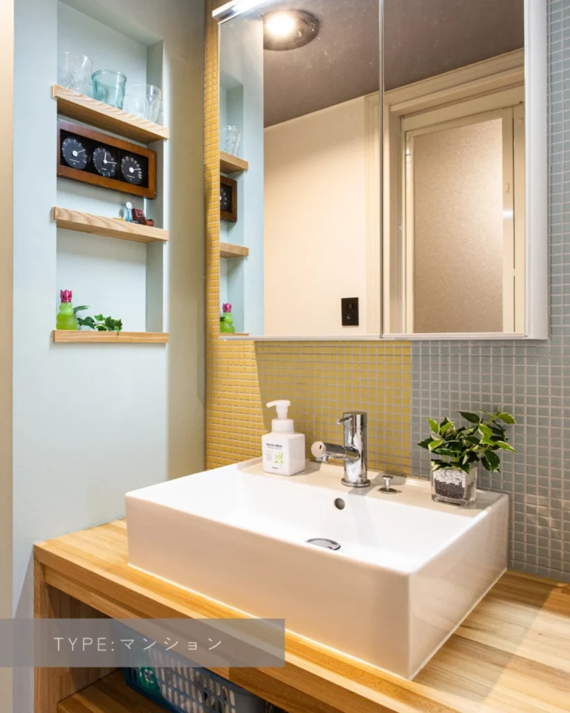 リノベーション後：黄色と水色のミックスタイルがポップな洗面台