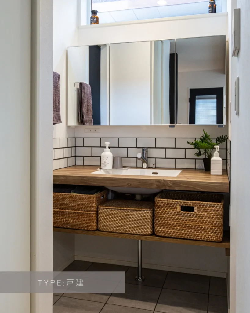 リノベーション後：黒目地で引き締める、モダンな造作洗面台