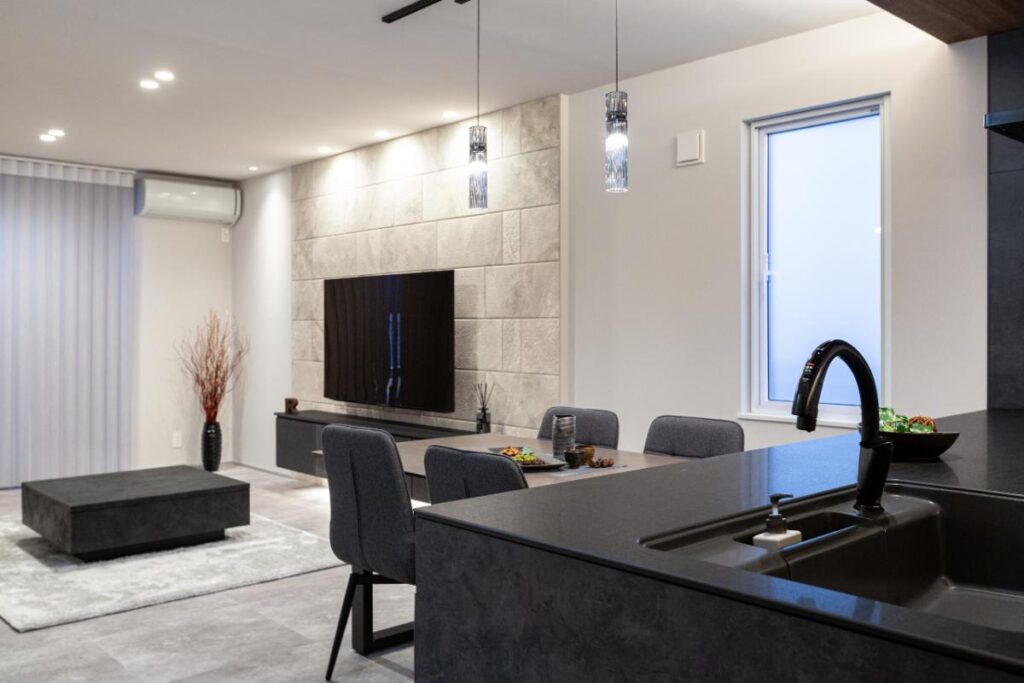 リノベーション後：キッチンから見たリビング