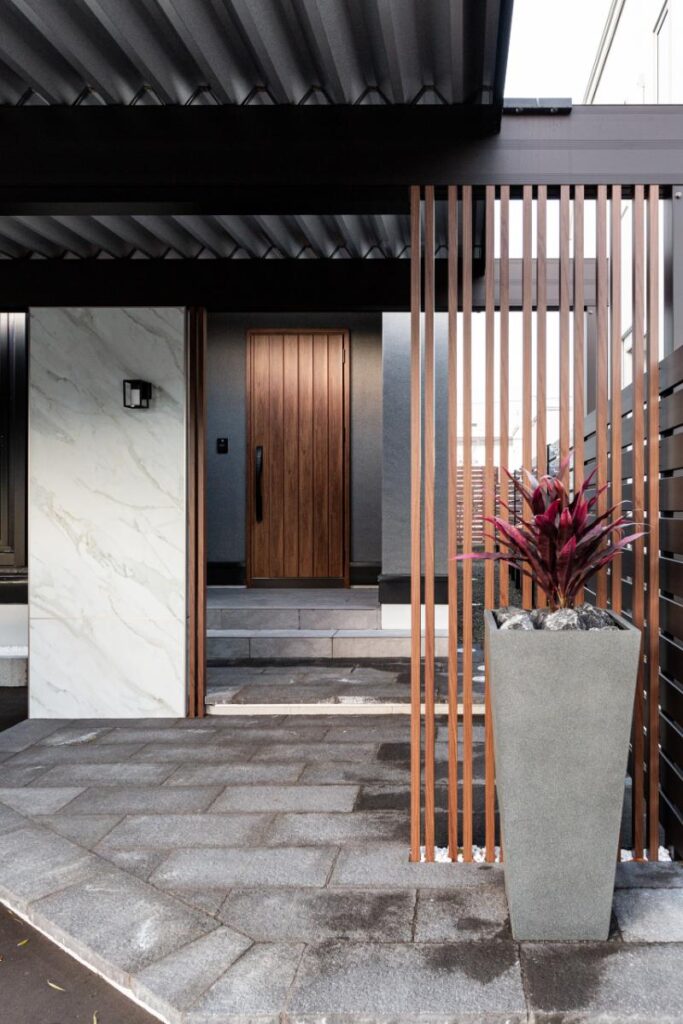 リノベーション後：外観と玄関