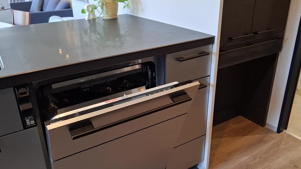 少し開かれたフロントオープン食洗機